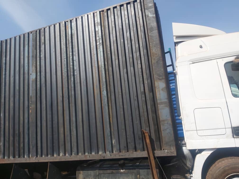 Folded container panel formed from the box rib profile